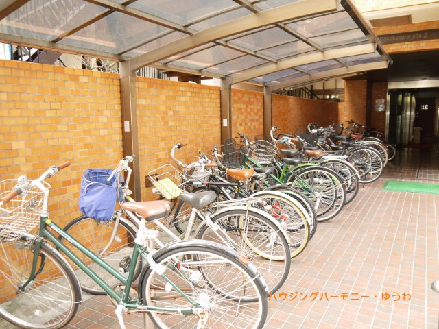 【駐輪場】 | ライオンズマンション東池袋第２ | 屋根付きの駐輪場となっていますので、雨の日でも大切な自転車が濡れずに済みます。