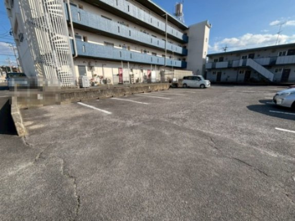 朝日ビルの駐車場