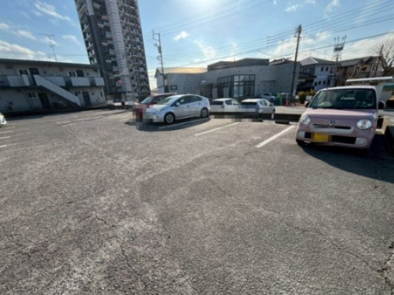 朝日ビルの駐車場