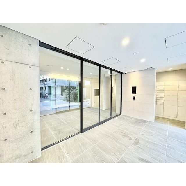 シーズンフラッツ東十条のエントランス