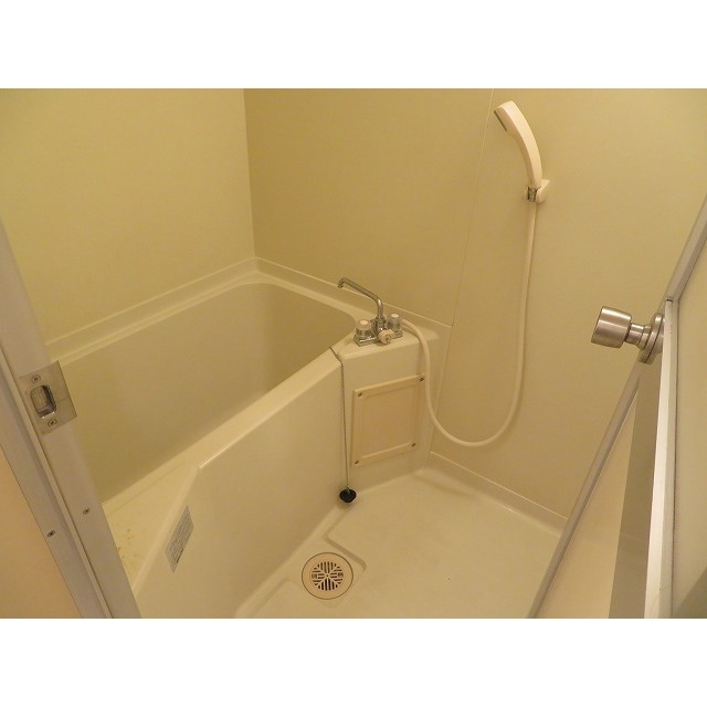 アメニティーハウスの浴室|落ち着いた空間のお風呂です