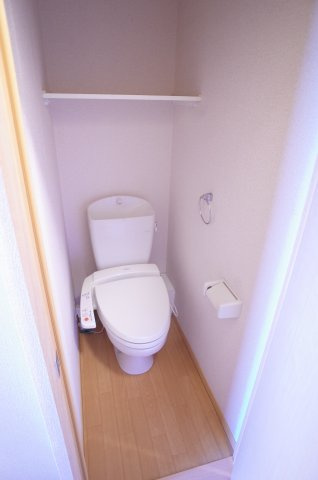 【トイレ】 | Rogie Hills | ウォシュレット＆上部収納棚。