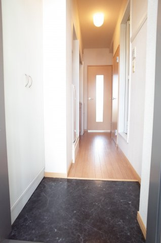 【玄関】 | Rogie Hills | 玄関先にシューズBOXもあって便利なお部屋。