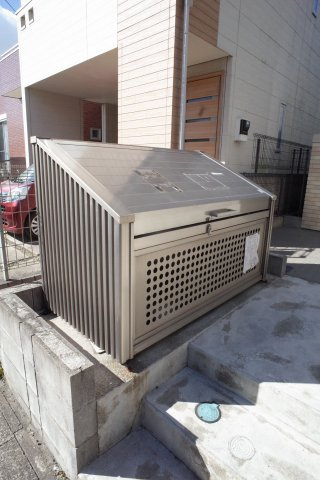 【設備】 | Rogie Hills | 敷地内に、ゴミ捨てもできて便利なのです。