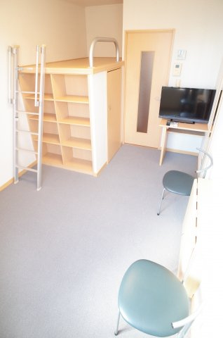 【洋室】 | Rogie Hills | TV、机、イス、洗濯機、電子レンジ、冷蔵庫が付いてます！