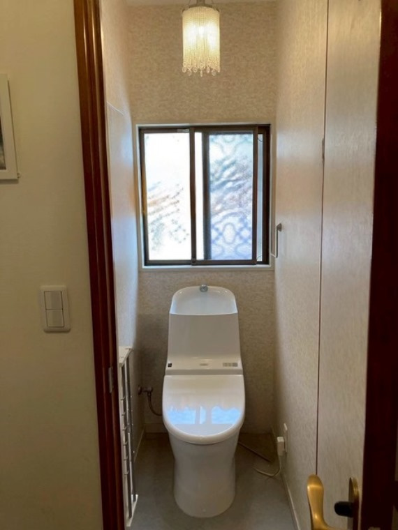 領家戸建のトイレ|ゆったりとした空間のトイレです