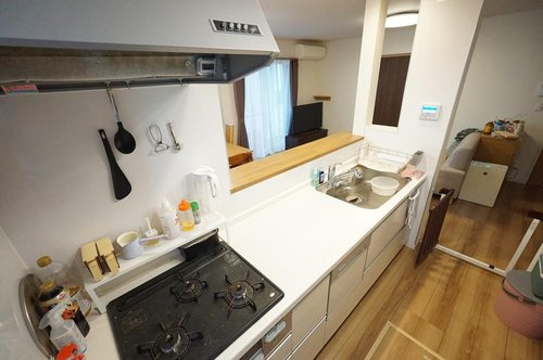 新座市片山1丁目　【築10年美邸×4LDK×食洗機・床暖房付】 のキッチン|料理がはかどる広々キッチン
作業スペースが広く、複数人での料理も快適。収納力もたっぷりです。