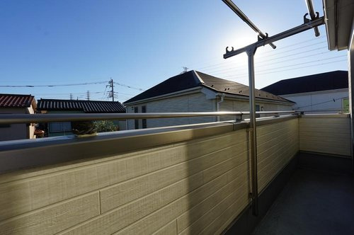 新座市片山1丁目　【築10年美邸×4LDK×食洗機・床暖房付】 のバルコニー|日当たり良好のワイドバルコニー
洗濯物がよく乾く南向き。開放的な眺望も魅力です。
