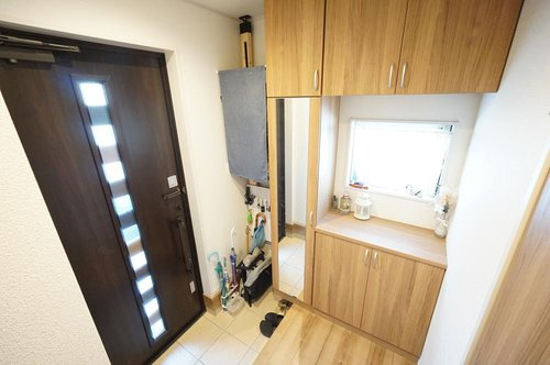 新座市片山1丁目　【築10年美邸×4LDK×食洗機・床暖房付】 の玄関|明るく清潔感のある玄関
窓付きで自然光が入り、明るく開放的な玄関。収納も豊富でスッキリと片付きます。