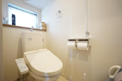 新座市片山1丁目　【築10年美邸×4LDK×食洗機・床暖房付】 のトイレ|窓付きで気持ちよく使えるトイレ
採光・換気ができる窓付き。落ち着いた雰囲気で清潔感のあるトイレ空間です。