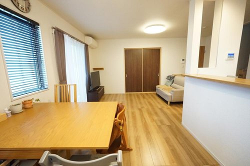 新座市片山1丁目　【築10年美邸×4LDK×食洗機・床暖房付】 の居間・リビング|家族の会話がはずむ明るいLDK
大きな窓から光が差し込む、開放的で過ごしやすいリビングダイニング。