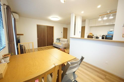 新座市片山1丁目　【築10年美邸×4LDK×食洗機・床暖房付】 の居間・リビング|ダイニングとリビングがつながる一体空間
動線が良く、食事・くつろぎ・家事がスムーズに行える使い勝手の良い間取り。