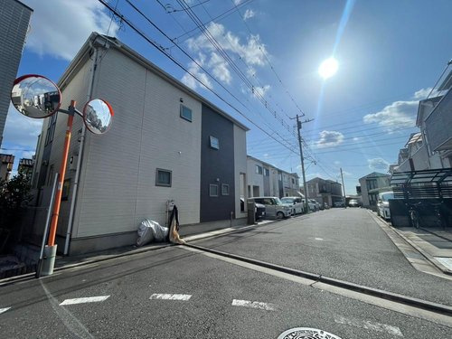 新座市片山1丁目　【築10年美邸×4LDK×食洗機・床暖房付】 の前面道路含む現地写真|【限定1棟】築10年美邸！整った街並みが魅力の大規模分譲地内。ぜひお早めにご見学下さい！
