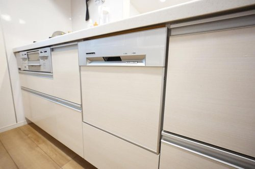 新座市片山1丁目　【築10年美邸×4LDK×食洗機・床暖房付】 の設備|食器洗乾燥機付きで家事の時短に◎
ビルトインタイプで見た目もスッキリ。毎日の後片付けがぐっと楽になります。