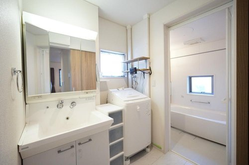 新座市片山1丁目　【築10年美邸×4LDK×食洗機・床暖房付】 の独立洗面台|使い勝手の良い広々洗面室
三面鏡の収納付き洗面台で小物もスッキリ。窓があり換気しやすい空間です。