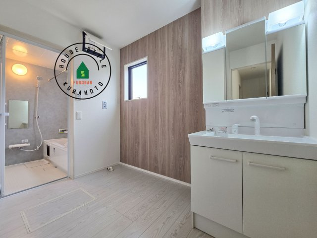 熊本市東区画図町大字下無田第4-1棟(6号棟)の内観：施工例|ゆとりの洗面スペースで朝の身支度もスムーズに。暮らしを快適に変えるシャワー付洗面台です！