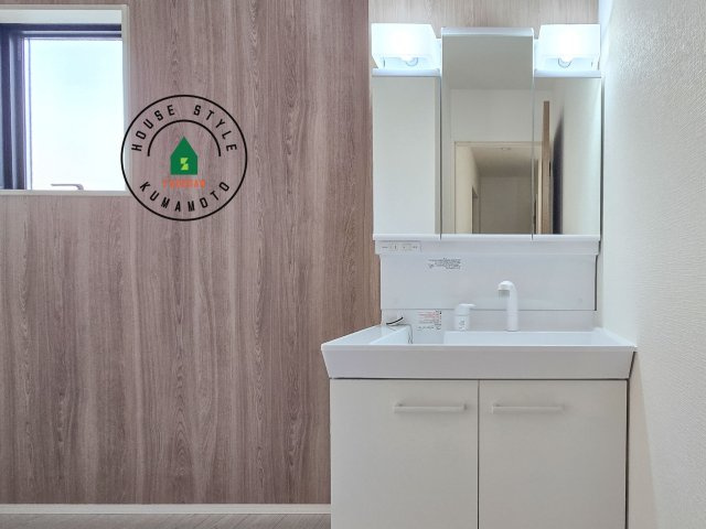 熊本市東区画図町大字下無田第4-1棟(6号棟)の内観：施工例|毎日使うものだから清潔な空間を保ちたい水回り。洗面にはそんな願いを解消させてくれる収納アイデアが満載です。三面鏡の裏側にはキャビネットが現れ小物から背の高い物まで収納できます。