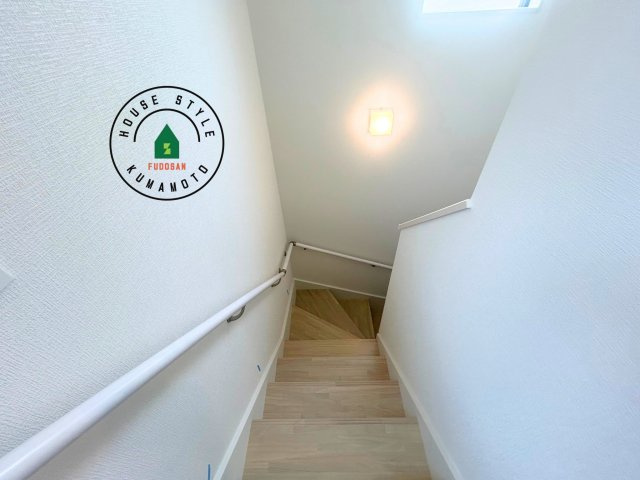 熊本市東区画図町大字下無田第4-1棟(6号棟)の内観：施工例|＜手すり付階段＞手すりがないと階段の昇り降りで危険なことはもちろん、壁に手をつきながら歩くことで壁紙が汚れやすくなります。すべての方に快適に昇り降りしていただくため、手すりを設置しました。