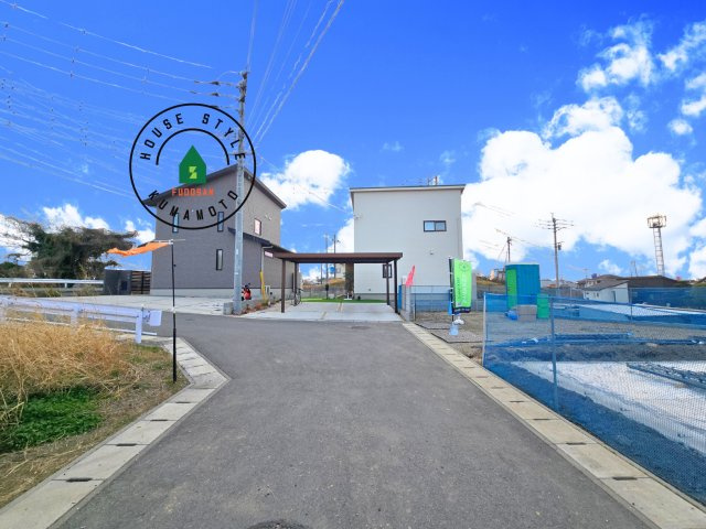 熊本市東区画図町大字下無田第4-1棟(6号棟)の前面道路含む現地写真|前面道路は閑静な住宅地をはしる車通りの少ない道路。お車の出し入れが苦手なママや小さなお子様にも安心ですね。しっかり舗装もされているので、ベビーカーや自転車で通っても快適に通行できます。