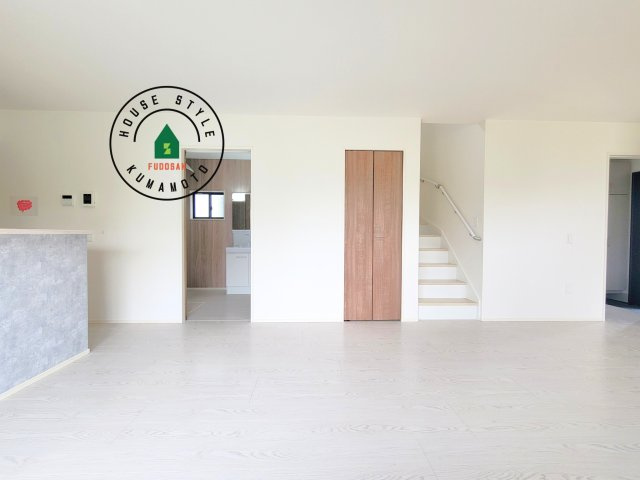 熊本市東区画図町大字下無田第4-1棟(6号棟)の内観：施工例|キッチンからリビングをしっかり確認できます。家族の笑顔があふれる空間になりそうですね。