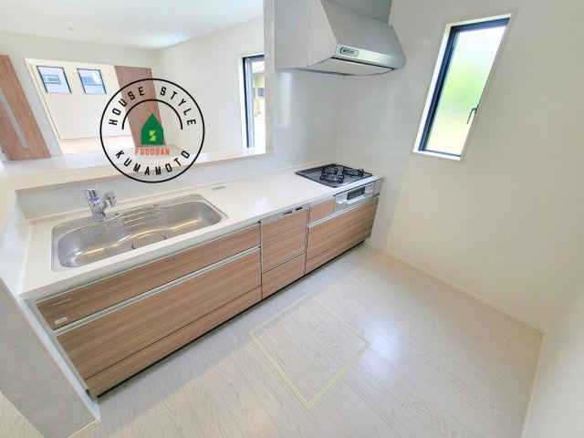 熊本市東区画図町大字下無田第4-1棟(6号棟)の内観：施工例|明るいキッチン作業スペースを多くとりました。ご夫婦でキッチンに立っても調理がしやすい広さです。食器類もすっきりと片付く収納は魅力的です。