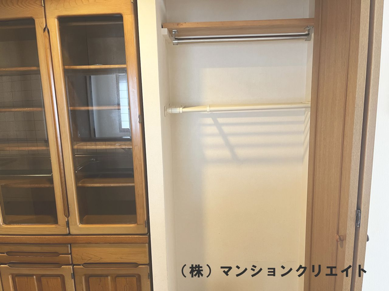 信開ガーデンコート城東の収納|キッチン背面の食器棚とクローゼット