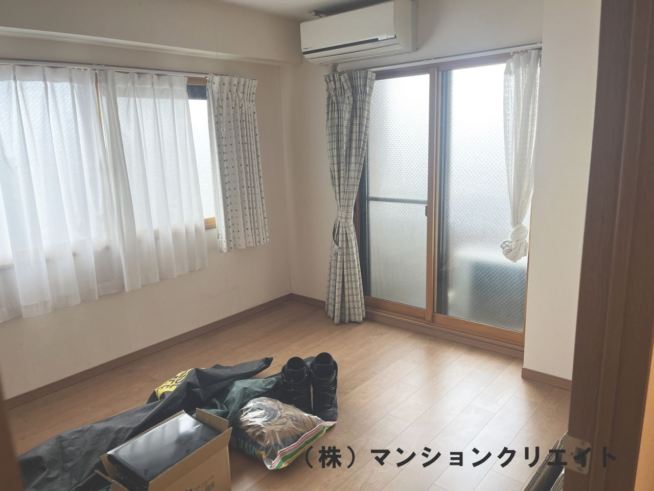 信開ガーデンコート城東の洋室|玄関横の洋室6.3帖。二面採光で明るいお部屋です。（2020年に床を張り替えてます。）