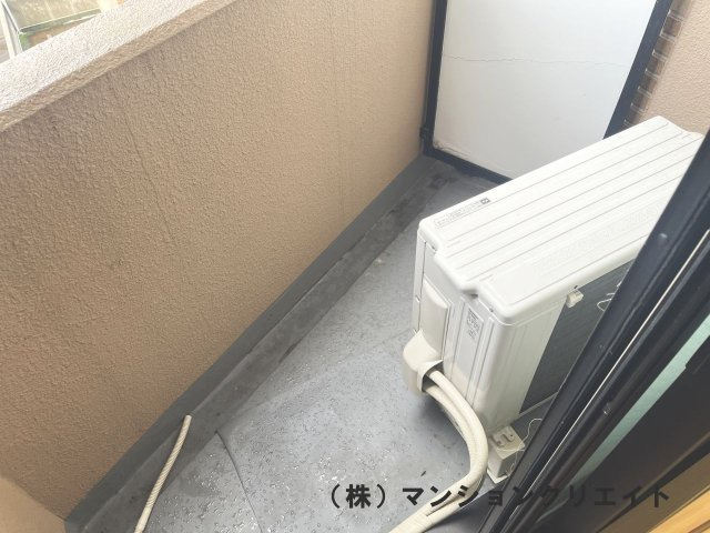 信開ガーデンコート城東のバルコニー|洋室6.3帖の北側バルコニー。主にエアコン室外機置場