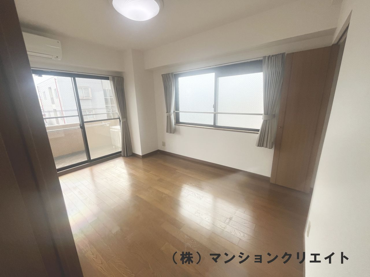 信開ガーデンコート城東の洋室|南側の洋室6.3帖　西面にも窓があるので明るく通風の良い部屋です　バルコニーへも出れます