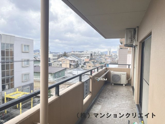 信開ガーデンコート城東のバルコニー|南面のバルコニー。南向きで陽が入り暖かく明るいです。夏場は洗濯物も良く乾きます。