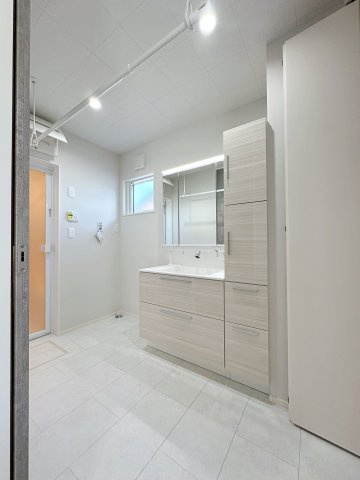 廿日市市阿品4丁目 No.5の洗面所|シャワー付き洗面化粧台☆
収納スペースも豊富にあり、水栓はタッチレスで手をかざすだけで水が出てきます♪