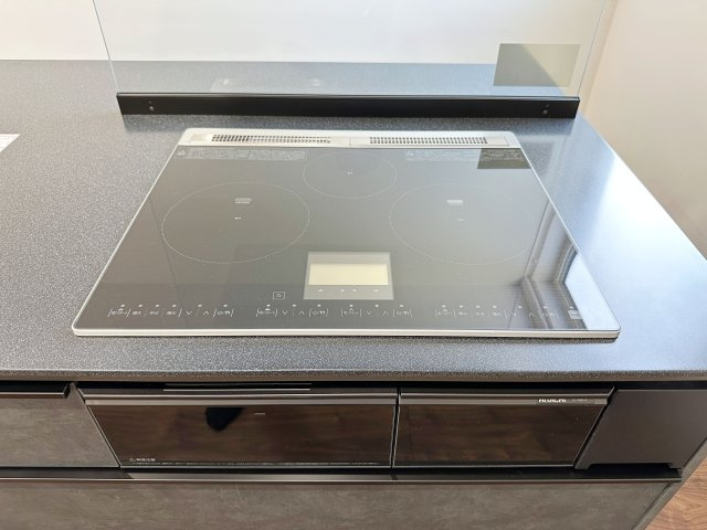 廿日市市阿品4丁目 No.5のキッチン|IHクッキングヒーター☆
火が出ないために安全性も高いと考えられます。タッチパネル式で3口全てIHのハイグレードタイプです♪