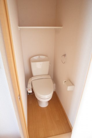 【トイレ】 | Rogie Hills | ウォシュレット＆上部収納棚。