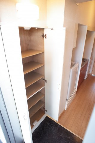 【その他】 | Rogie Hills | 観音開きの広々シューズBOX