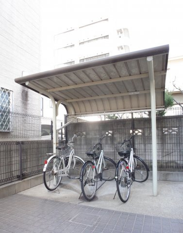 【駐車場】 | Rogie Hills | 自転車は屋根付き駐輪場に。