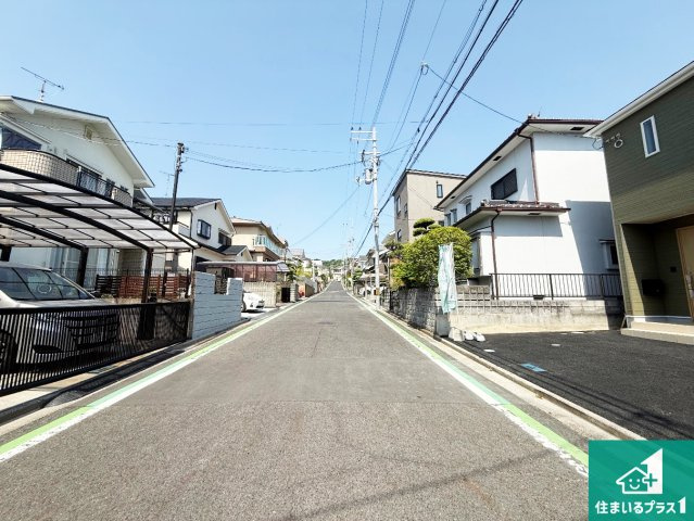 柏原市高井田　第3期　新築一戸建ての前面道路含む現地写真|周辺は閑静な住宅街！前面道路広々で車の出し入れも便利です。駐車が苦手な方でも安心して車庫入れできます！