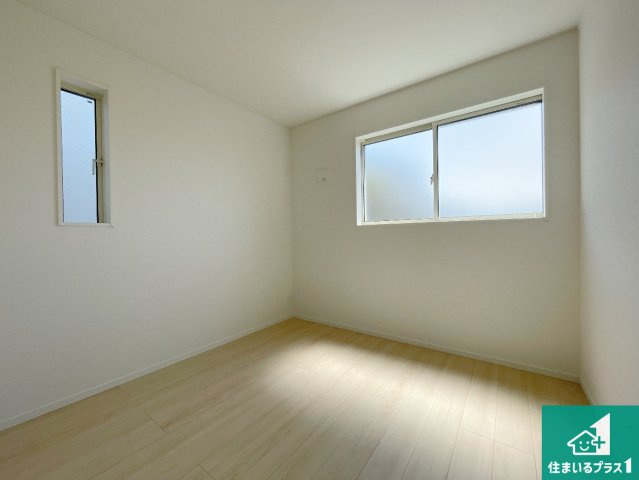 柏原市高井田　第3期　新築一戸建ての洋室|シンプルな洋室は、自分好みのインテリアが楽しめます♪ご家族とインテリアや家具を選びに行くのは新築購入時の醍醐味の一つです。ぜひお楽しみください♪