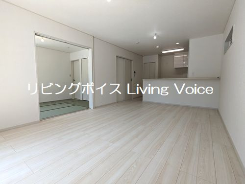 【居間・リビング】 | 【仲介手数料０円】平塚市平塚3丁目　新築一戸建て　全15棟 | 施工例　平塚市平塚3丁目　新築一戸建て　全15棟