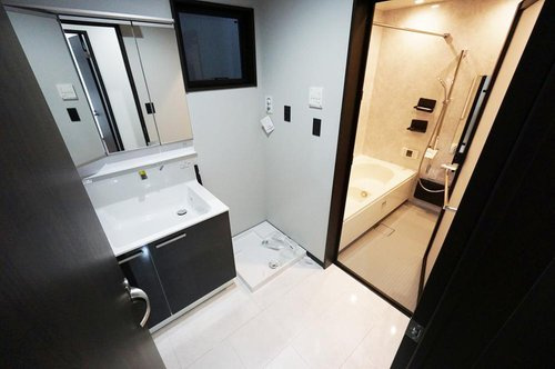 和光市白子２丁目　建築条件付き売地　フリープラン対応のその他|施工事例
三面鏡化粧台を配置。床には大理石調のタイルを使用し、高級感ある空間になっています