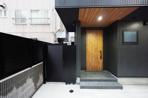 和光市白子２丁目　建築条件付き売地　フリープラン対応の外観パース|施工事例
黒が際立てる、木の温かみ。品格のある玄関が気持ちよく室内へ誘導してくれます。