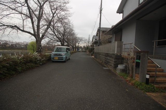 下野市烏ケ森1丁目の前面道路含む現地写真
