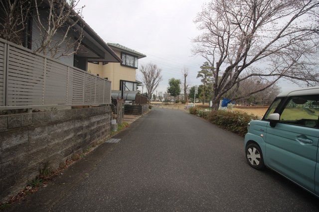 下野市烏ケ森1丁目の前面道路含む現地写真