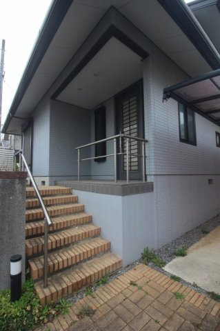 下野市烏ケ森1丁目の玄関|玄関まで続くアプローチは段差が整備され安心感のある造り。屋根があるため、雨の日でも慌てず出入りできそうです。