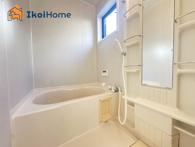 明石市大久保町江井島　中古戸建の浴室|【ホームページに現地動画掲載中】●年中無休：当日予約可●沢山の収納棚がございます！