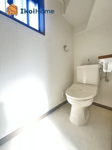 明石市大久保町江井島　中古戸建のトイレ|【ホームページに現地動画掲載中】●年中無休：当日予約可●小窓ございますので明るいお手洗いです！