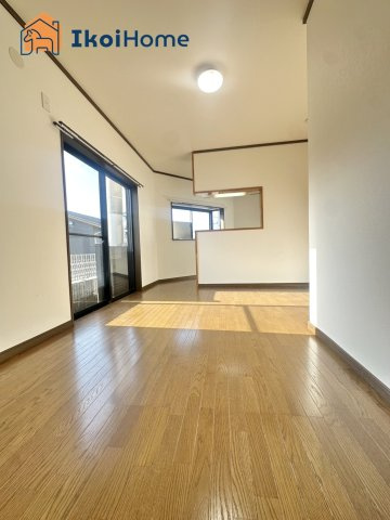 明石市大久保町江井島　中古戸建の居間・リビング|【ホームページに現地動画掲載中】●年中無休：当日予約可●LDK10帖になります。2面採光！