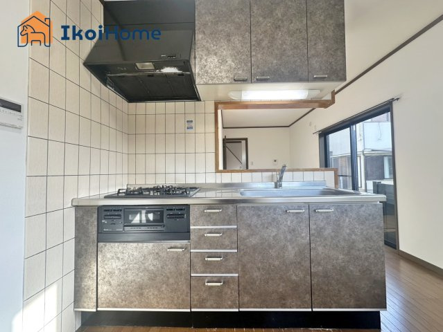 明石市大久保町江井島　中古戸建のキッチン|【ホームページに現地動画掲載中】●年中無休：当日予約可●対面キッチンで開放的です！