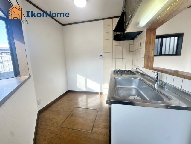 明石市大久保町江井島　中古戸建のキッチン|【ホームページに現地動画掲載中】●年中無休：当日予約可●床下収納庫もございます！