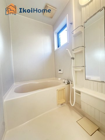 明石市大久保町江井島　中古戸建の浴室|【ホームページに現地動画掲載中】●年中無休：当日予約可●小窓ございますので通気・換気良好です。