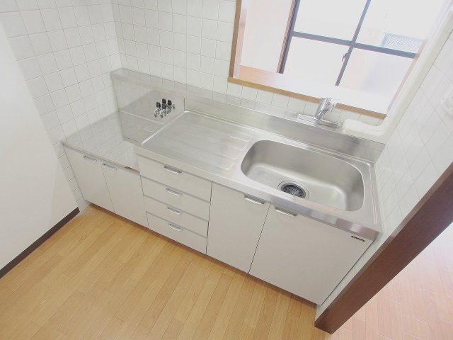 第２プレシオのキッチン|302号室（反転）の写真となります。　